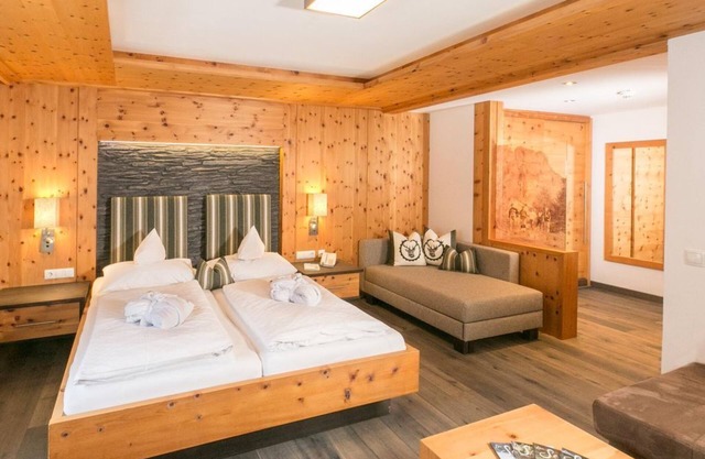 Mountain and hiking experience in the room "Zirbenstein" - Alpenhof, country hotel