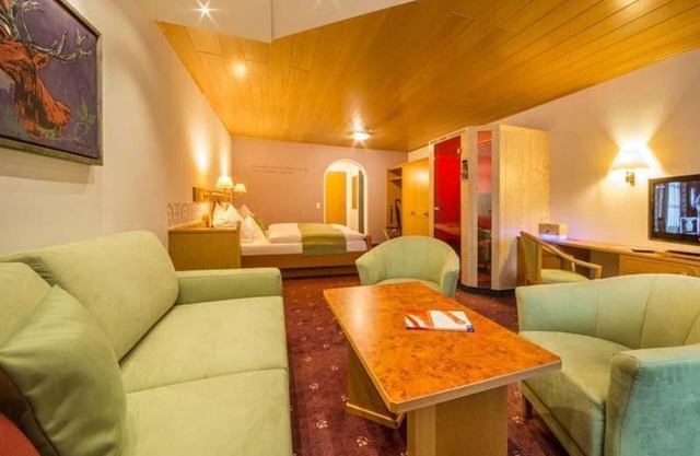 Mountain and hiking experience in the room "Edelweiss" - Alpenhof, country hotel