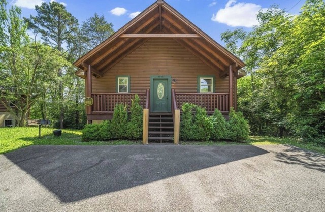Mountain and River Views: hot tub ~ pool table~ movie theater ~ fire pit