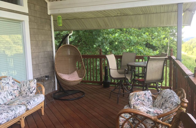 Mountain Bliss.your chalet getaway retreat! 4BR 2BA with private setting!