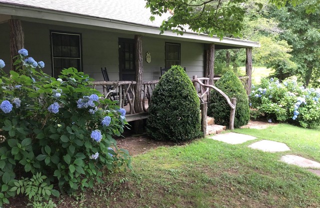Mountain cabin, Clarkesville Ga, on beautiful trout stream near Soque River