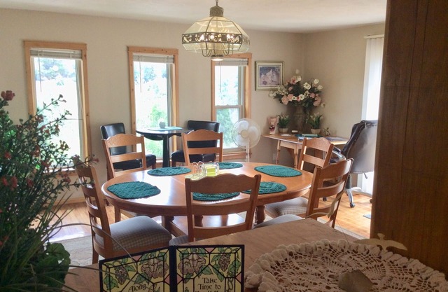 Mountain Cabin Retreat FAST WiFi, Ski Sipapu,Hike, Hunt,Fish,Art, Taos, Santa Fe