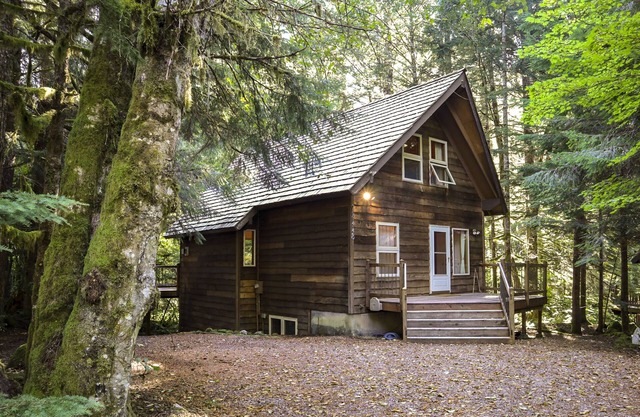 Mountain cabin with private hot tub, deck, fireplace & seasonal pool access