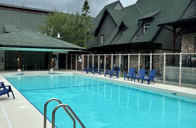 Mountain Chalet in Canmore/Banff with huge Pool