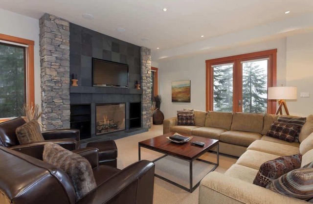 Mountain chalet w/ski access & private hot tub