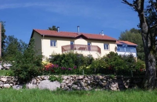Mountain cottage with fireplace, wifi, and lovely grounds