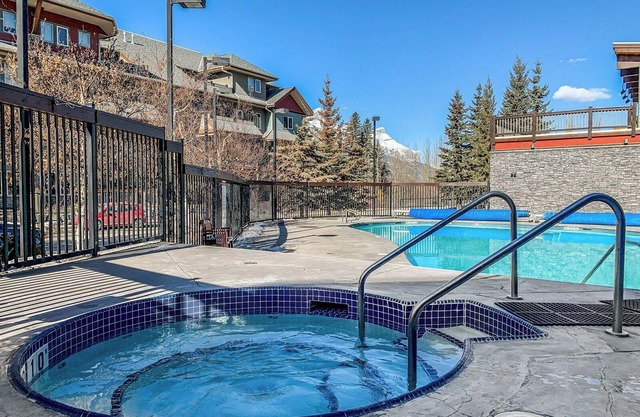 Mountain Escape-HotTub/HtPool/KingBed/FreeParking/AC/View/3BR/Sleep10