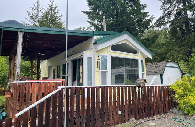 Mountain Frog Cabin - A.C./Sleeps 2/Pool Access - 30 min. from Rainier/Skiing
