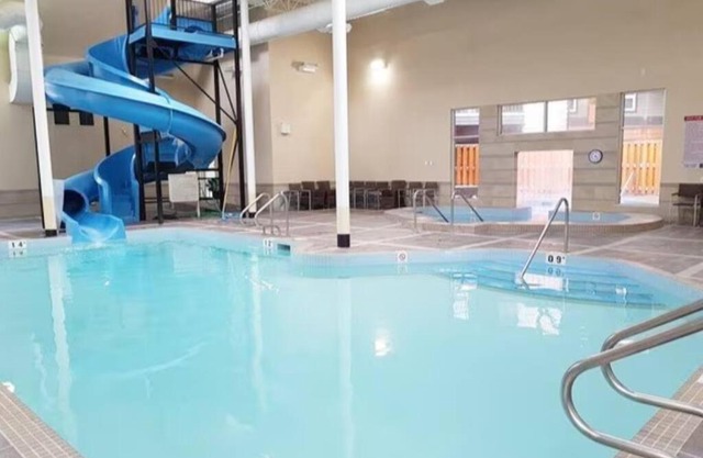 Mountain Getaway in Canmore - Sleeps 6 - Pool & Hottub