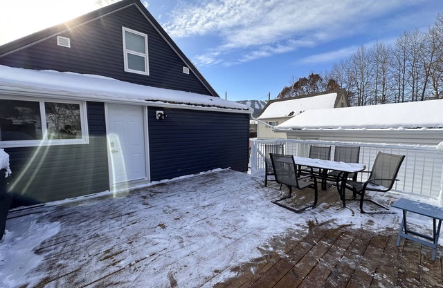 Mountain getaway w/hot tub & heated garage
