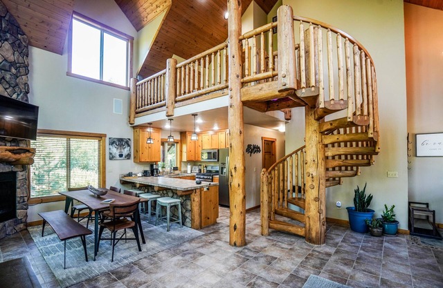 Mountain Home Cabin Retreat near Lake of the Woods and Crater Lake
