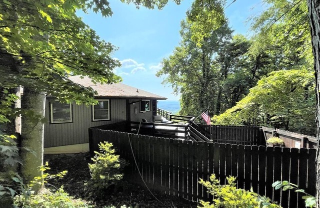 Mountain house in Fancy Gap w/hot tub, great room w/bar & games w/beautiful view