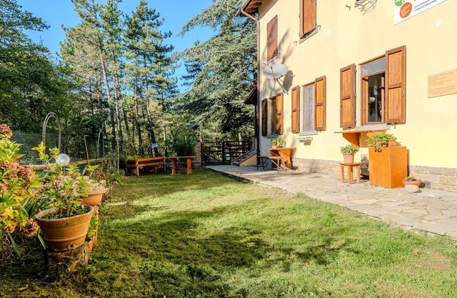 Mountain Hut 'Camera Nel Verde' with Mountain View, Shared Garden and Wi-Fi