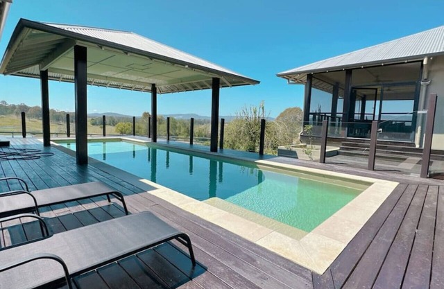 Mountain Majesty with Poolside: Relaxing Getaway