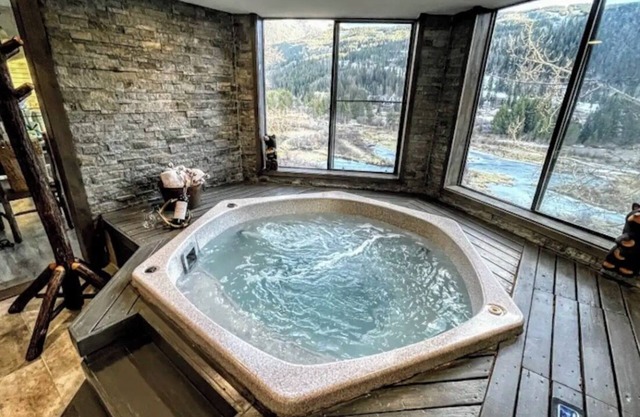 ⭐Mountain Modern Escape⭐INDOOR HOT TUB & FIREPLACE walk to Keystone Slopes