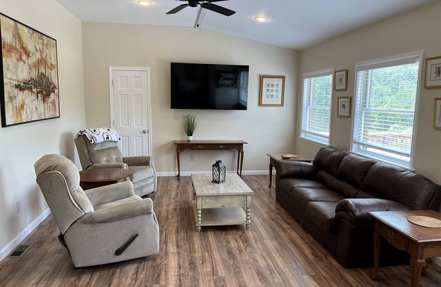 Mountain Retreat - enjoy the quiet, only 15 min to ASV