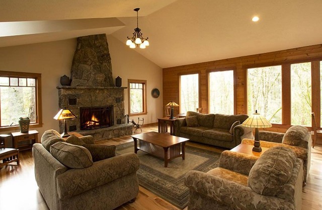Mountain Style Lodge with stunning view of woods and creek, close to downtown.