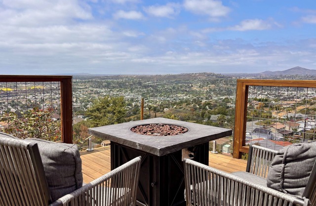 Mountain Top 4 Bdrm Home Along Nature Reserve with Spectacular Views, AC & WiFi