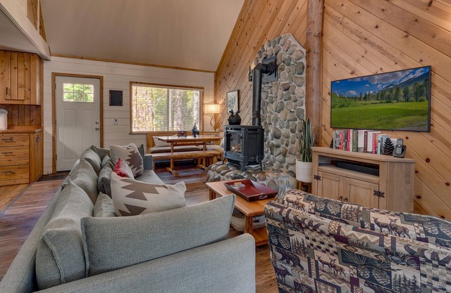 Mountain Treasure: 2 BR, 2 BA in Tahoma, Sleeps 6
