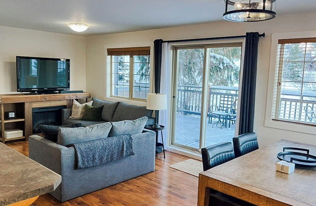Mountain View: 2 bedroom mountain condo with hot tub