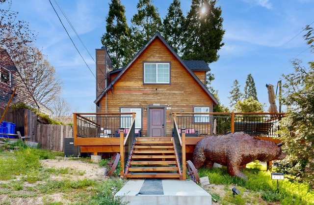 Mountain-view cabin with fireplace, outdoor dining, firepit & wraparound deck