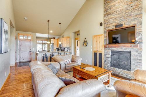 Mountain-View Cabin Near Trails in Powell Butte!