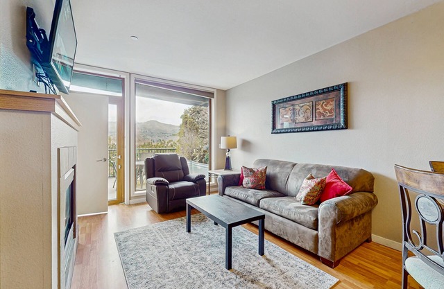 Mountain view condo with balcony & indoor pool/hot tub