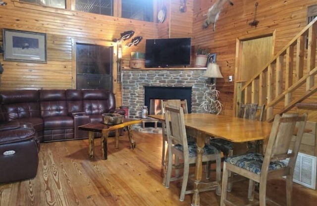 Mountain View Creekside Cabin on 12 Acres.