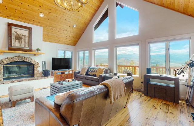 Mountain-view home with hot tub, fireplace, decks, &. W/D - dog-friendly