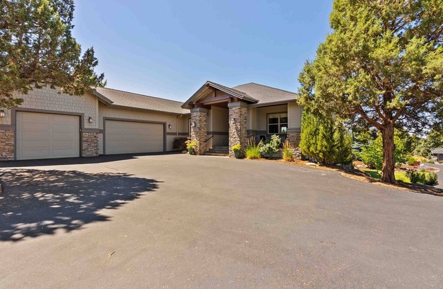 Mountain-View Luxury Retreat w/Hot Tub/Game Room