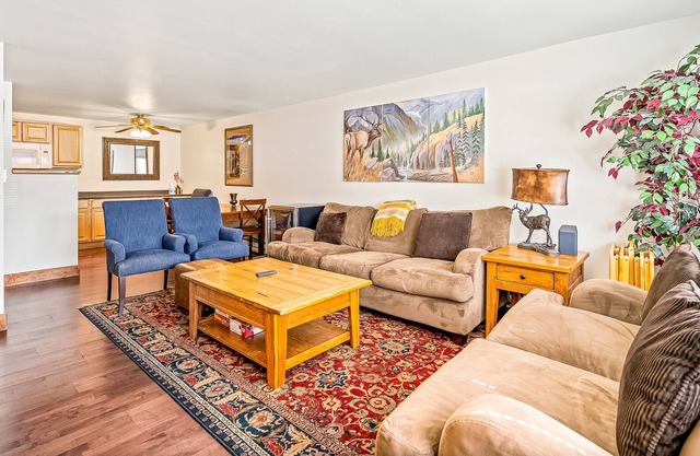 Mountain view townhouse with WiFi and shared balcony - near major ski resorts