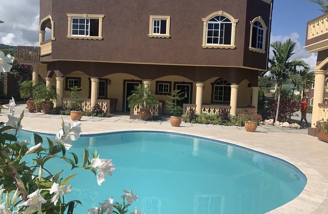 Mountain View Two Bedroom Apartment with En-Suite, Open Kitchen and Living Room