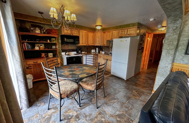 Mountain View, 2 Bedroom, Indoor Pool & Hot Tub, Game Room!