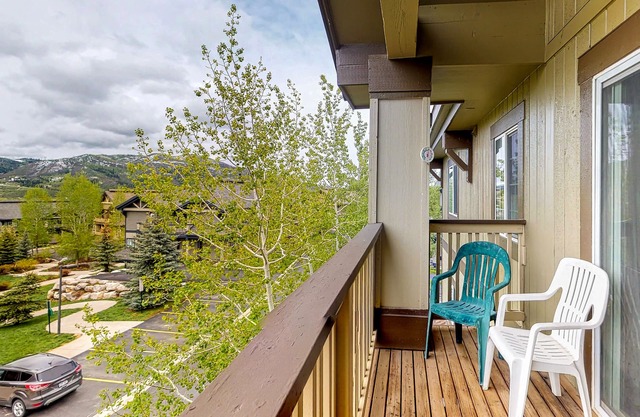 Mountain view condo with two balconies & gas fireplace - close to lifts