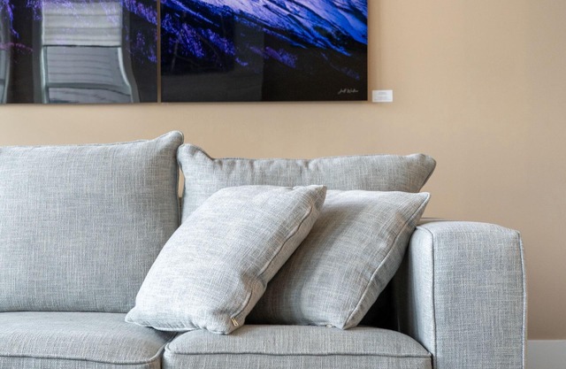 Mountain Views! Art! Luxurious 5Brs/4.5Ba Townhome, Hot Tub, Canmore for 12