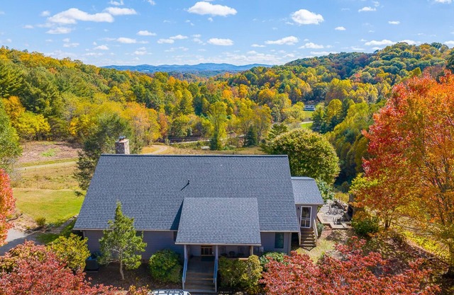 Mountain Views - Indoor & Outdoor Wood Burning Fireplaces - Close to Grayson Highlands