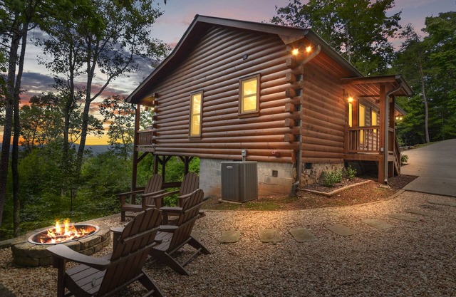Mountain Views & just mins to City! Wood burning Fireplace, Hot tub, Fire pit