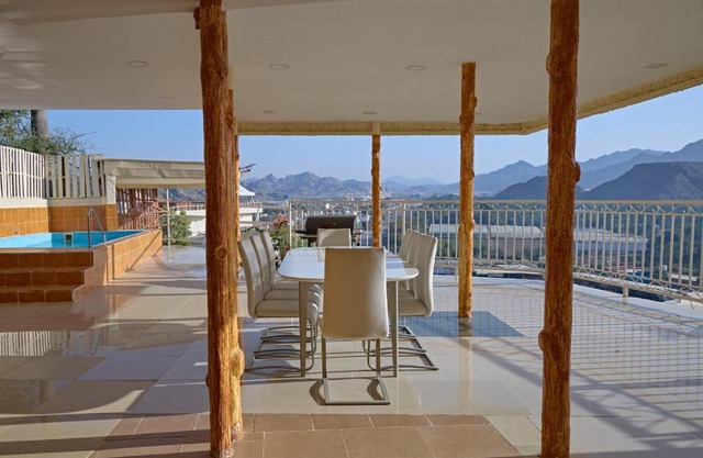 Mountain Zen 2 Bed Ultimate Retreat with BBQ & Pool