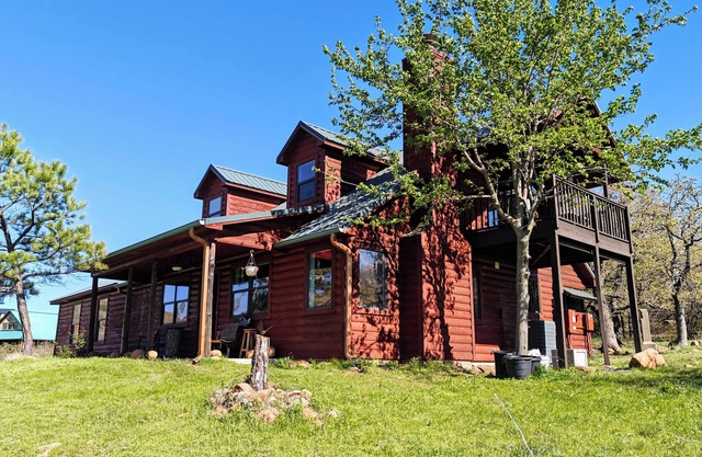 Mountainside cabin in Medicine Park-stunning views-borders Ft. Sill-Sleeps 16+