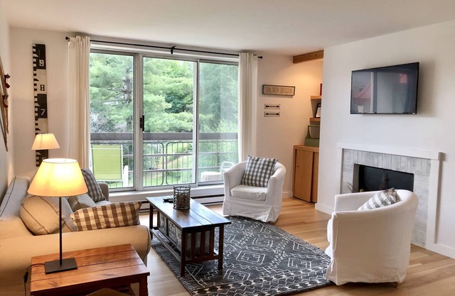 Mountainside Condo at Sugarbush Vt Walk to Resort!