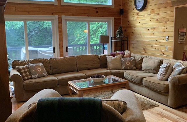 Mountainside Summer/Winter Retreat Spacious 4 bed home