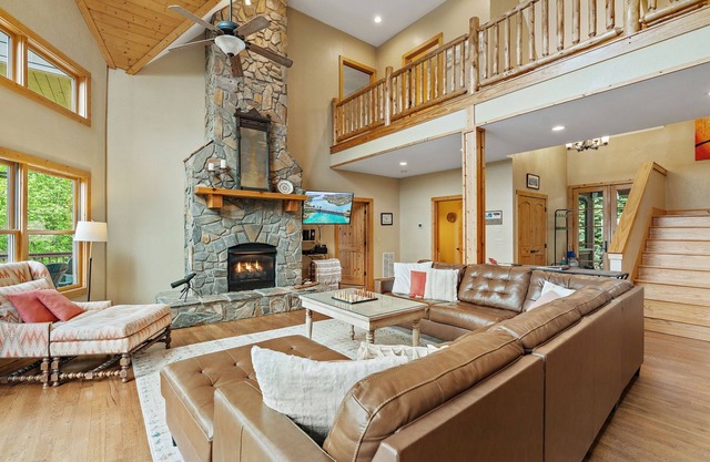 Mountaintop Oasis: Family Fun, Paved Access, Very Close to Town and Blue RidgeP