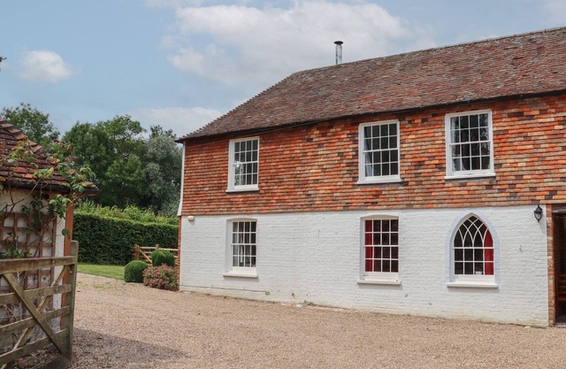 MOUNTFIELD FARM COTTAGE, pet friendly, with open fire in Hamstreet