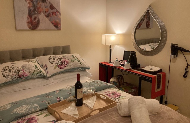Mountroyal Victorian Self Catering Studio Apartment 3. (Sleeps 2.)