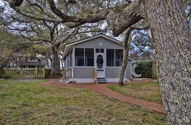 Mr. Bennie's Cafe 2 Bedroom Home by RedAwning