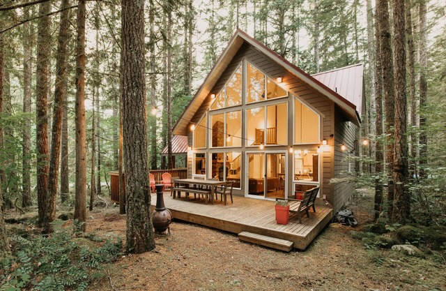 Mt Baker Lodging Cabin 40GS is a Classic NW cabin