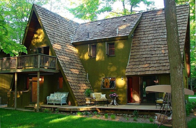 Mt.McSauba Cedar Shake House Walk to beaches and Beautiful Downtown!