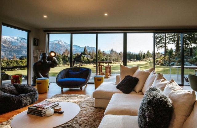 Mt Roy Terrace - Sleeps 8 - Mountain Views - Artwork Collection