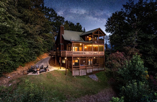 Mtn View Cabin 5 min to Downtown Blue Ridge w/Hot Tub and Firepit, Pet Friendly!