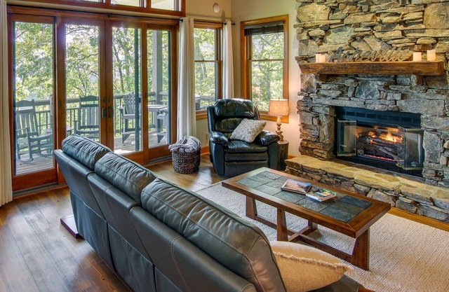 Mtn-View Condo w/Screened Porch in Burnsville!
